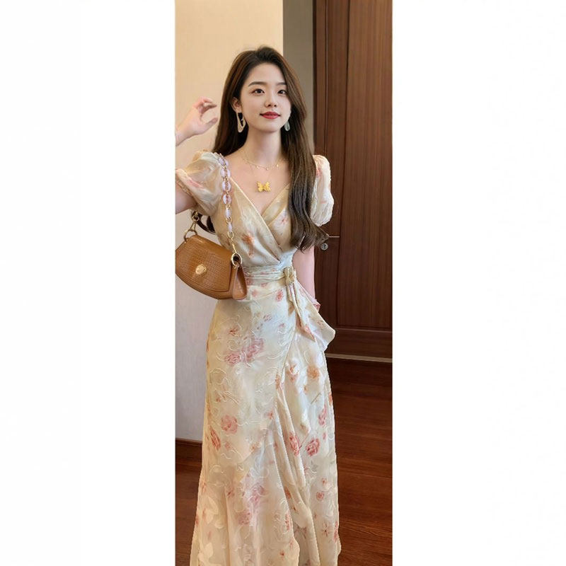 专柜正品今年流行的漂亮裙子2026夏季法式气质高级感看V领碎花收