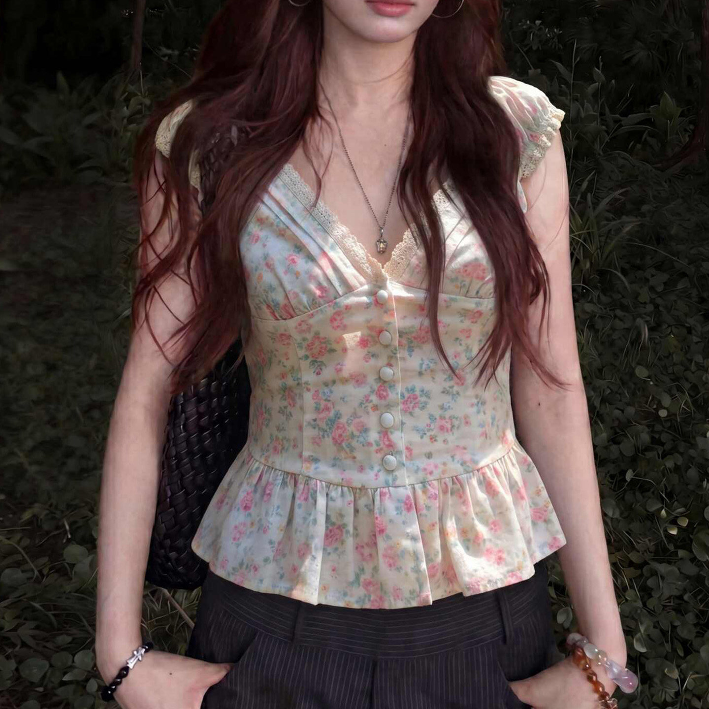 专柜正品法式碎花蕾丝V领短袖衬衫女款夏季设计感小众修身收腰荷