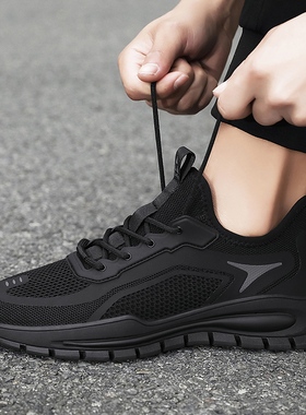 2025年秋季新品男款运动鞋透气飞织网布鞋子全黑色工作鞋软底男鞋