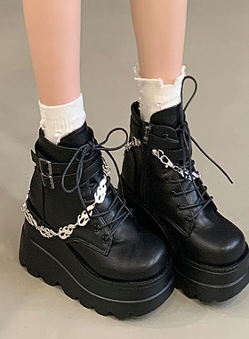 2025年秋季新款防水台厚底马丁靴英伦风复古皮带扣铆钉坡跟短靴女