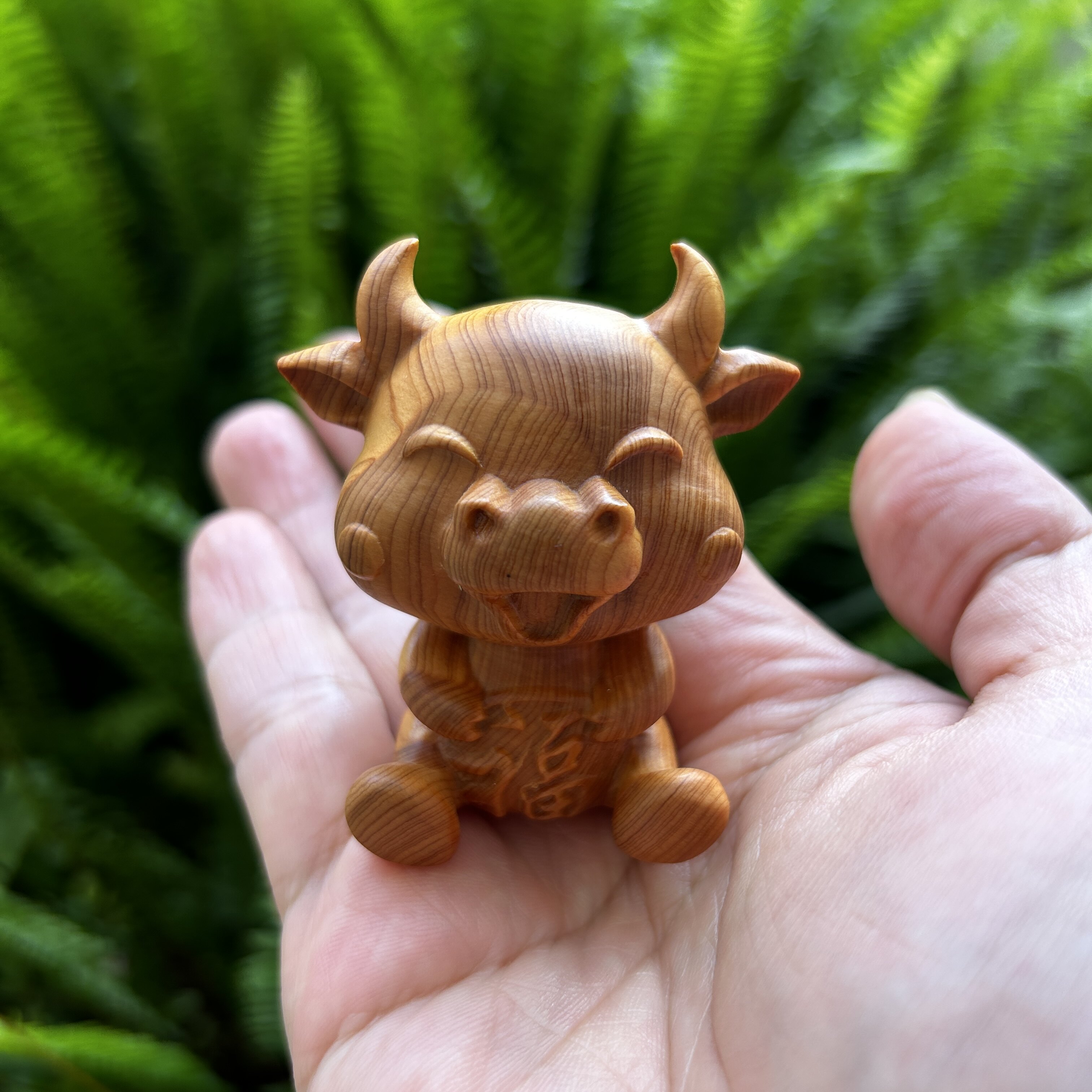 天然崖柏木雕刻小福牛可爱生肖牛手把件创意文玩吉祥物桌面小摆件图片