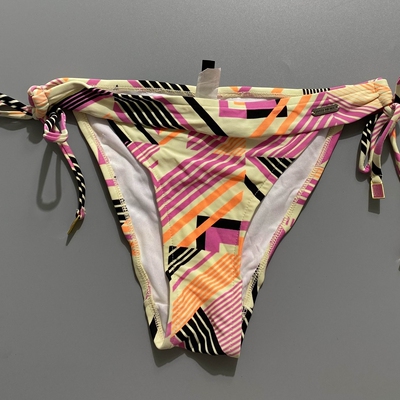 泳衣渡假泳衣女新款显白海边比基尼性感沙滩BIKINI  泳裤