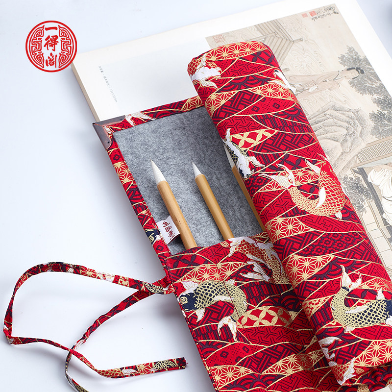 一得阁手工布艺毛笔笔帘中国风复古创意简约帆布棉布卷笔袋手工刺绣印花图案书法国画具文房四宝用品32*35cm在类目 电子词典/电纸书/文化用品, 画具/画材/书法用品, 笔帘中 - 来自Buy2taobao.com提供专业的淘宝代购服务