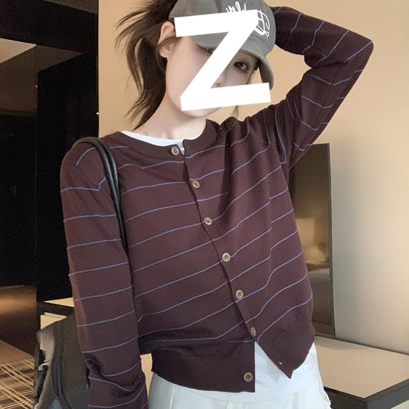 2025初秋新款韩系级感条纹质感针织开衫女巨好看的穿搭短款外套女