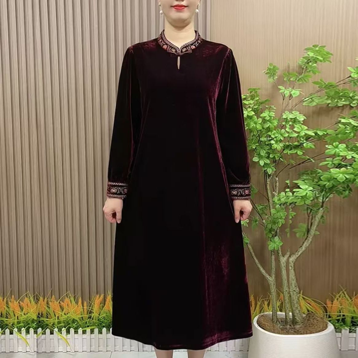 妈妈秋冬新款立领刺绣连衣裙