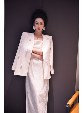 播美2024春装法式女套装职业总裁名媛女神范订花朵西装配吊带裙闪