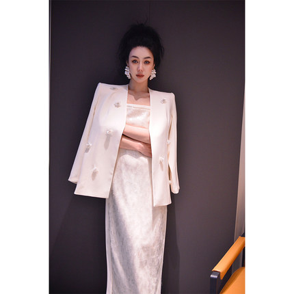 播美2024春装法式女套装职业总裁名媛女神范订花朵西装配吊带裙闪