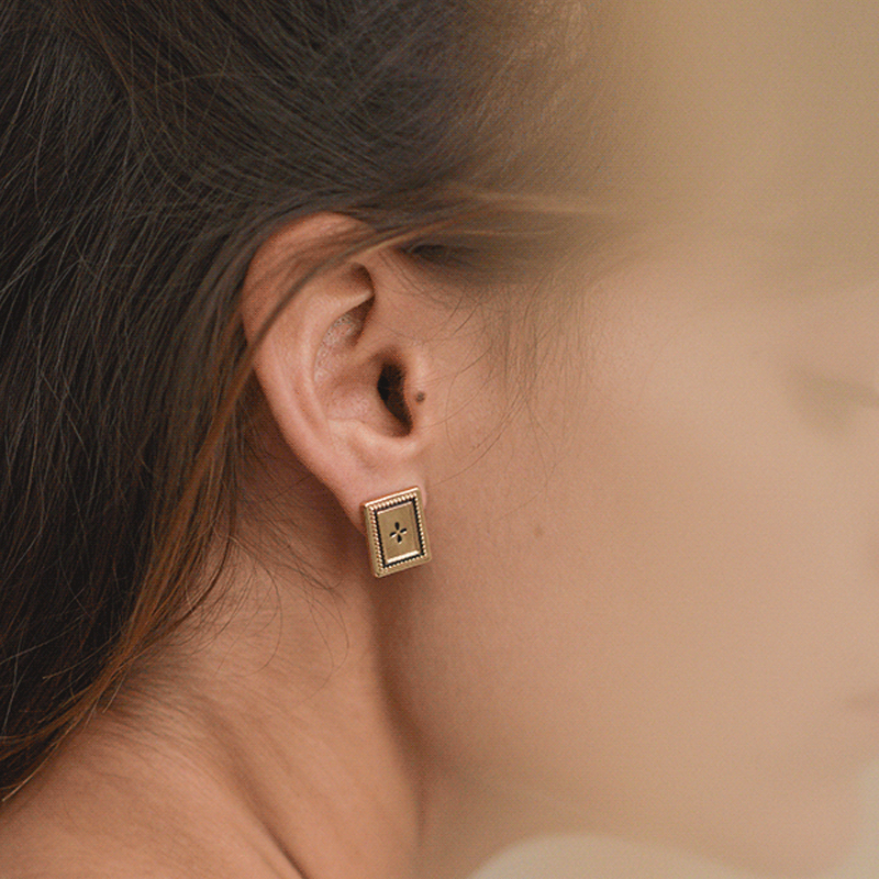 LouiseDamas方形四叶草雕花耳钉