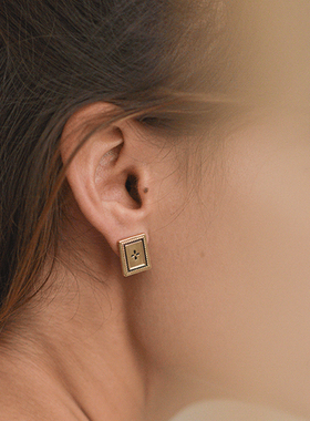 Louise Damas方形四叶草雕花耳钉小众法式复古美拉德耳环耳饰