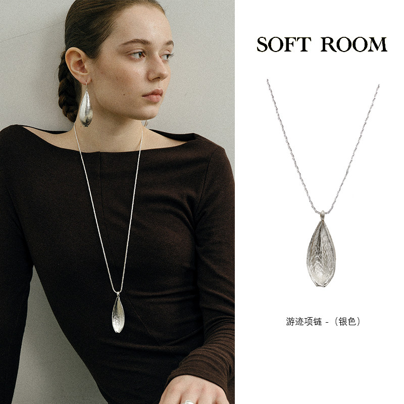 SOFT ROOM游迹叶子项链小众设计感黑绳长款秋冬毛衣链清冷风饰品