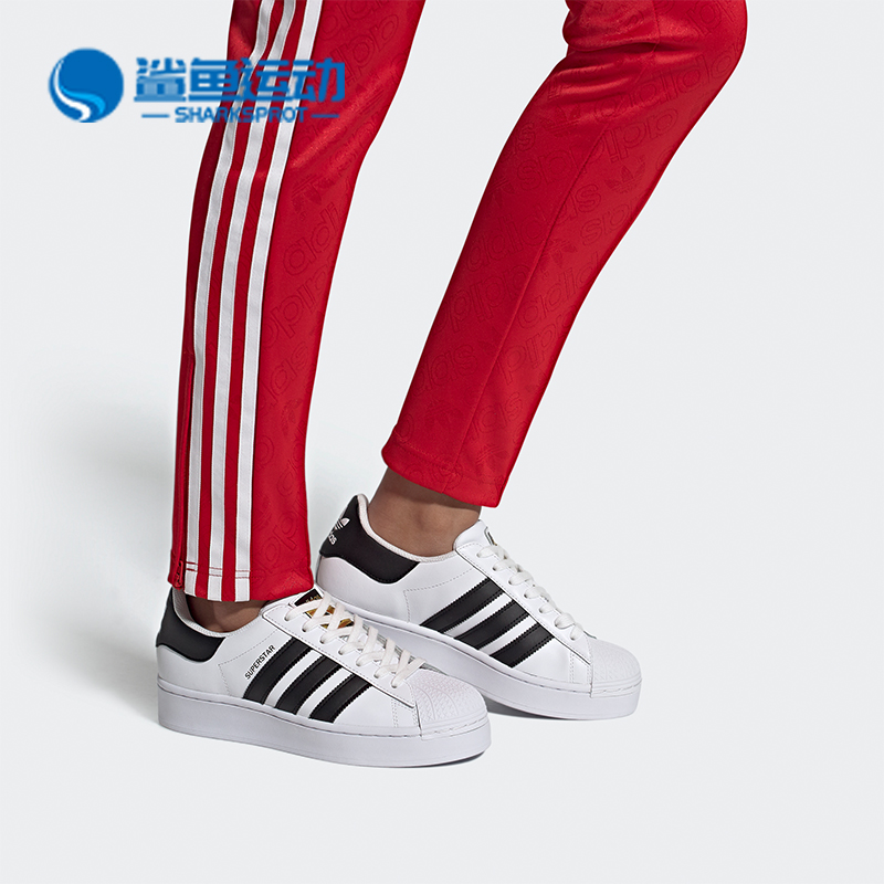 阿迪达斯女子运动板鞋FW5771