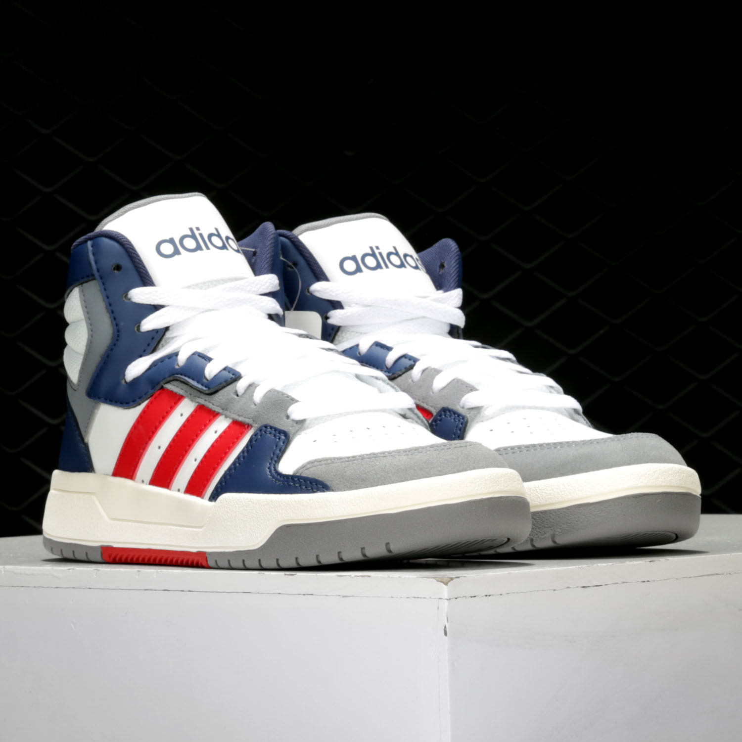 阿迪达斯男女运动板鞋EH1689