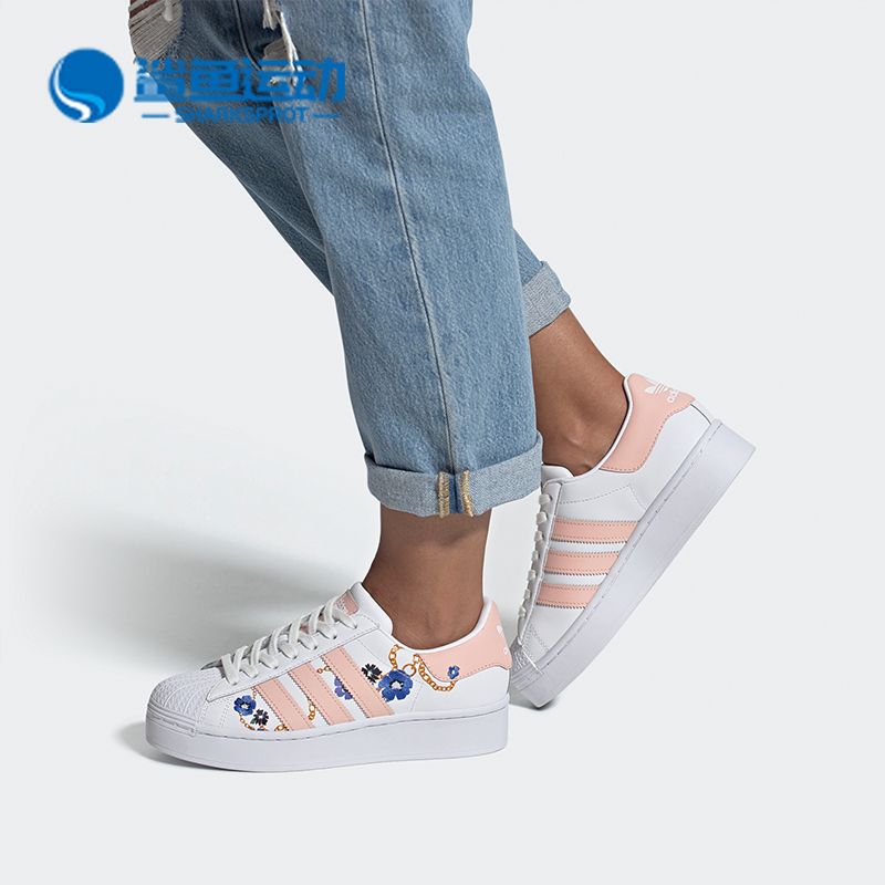 阿迪达斯女子运动板鞋FW2547