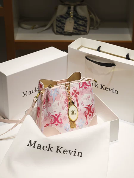 Товары от 香港Mack Kevin箱包