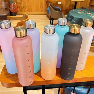 炫彩渐变色塑料运动水杯1000ML大容量磨砂随手杯户外太空杯耐高温