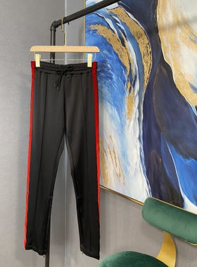 E黑色滑面料侧面双红色条松紧腰内拉链小脚裤EAI1PAT005