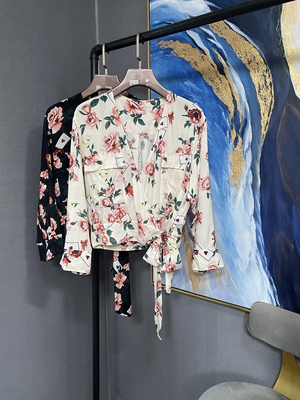 M乳白黑两色玫瑰花扑克牌V领斜襟双兜下飘带衬衫MAI2TOP007