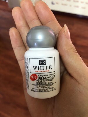 日本原装进口大创DAISO 美白保湿精华30ML 紧致亮白保湿润肤精华