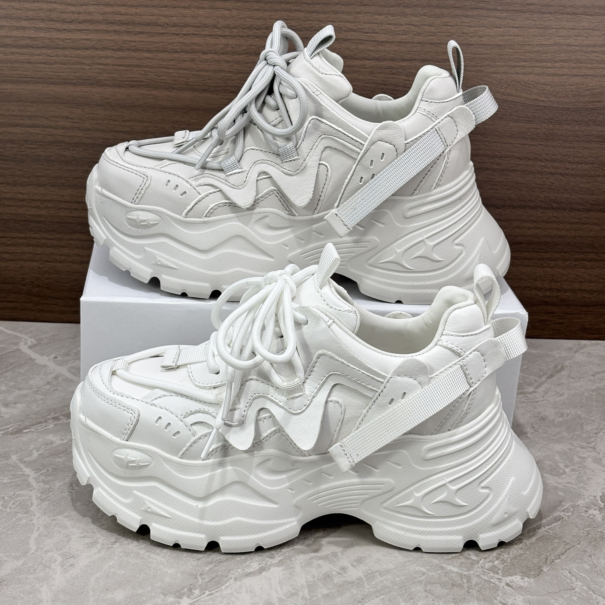 欧洲站2026春季新款真皮松糕厚底小白鞋欧货白色超火增高老爹鞋女