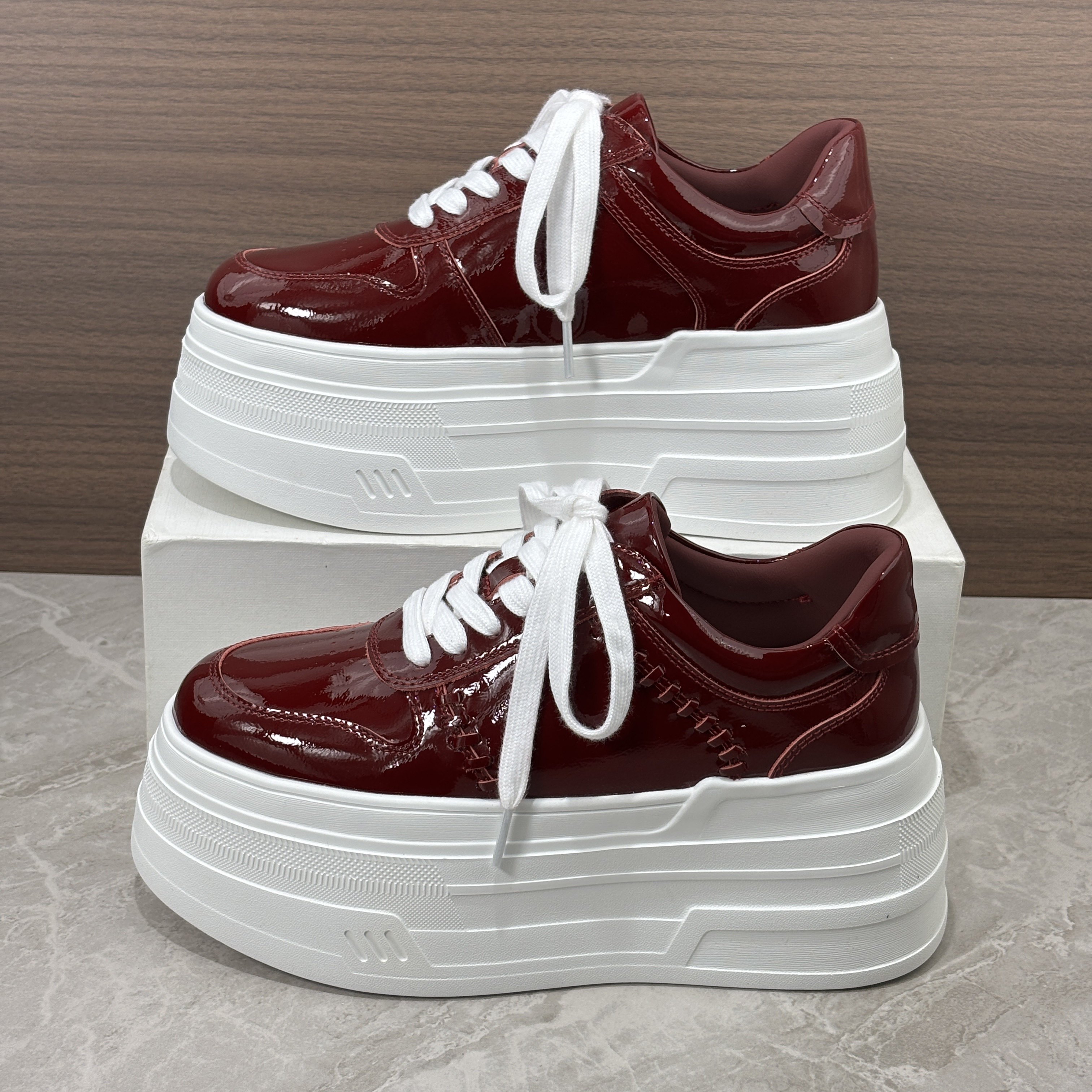 欧洲站2026年早春新款增高厚底松糕鞋女漆皮红色爆款圆头休闲单鞋,女鞋,时尚休闲鞋,淘宝优惠券,粉丝福利购,淘宝优惠卷