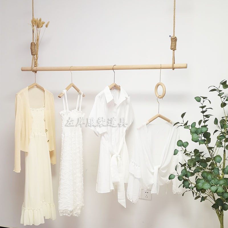 服装店钢丝实木悬挂衣杆上墙吊顶侧挂展示架简约麻绳吊挂橱窗吊杆
