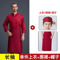 Красный лонгслив, красная юбка в складку, берет