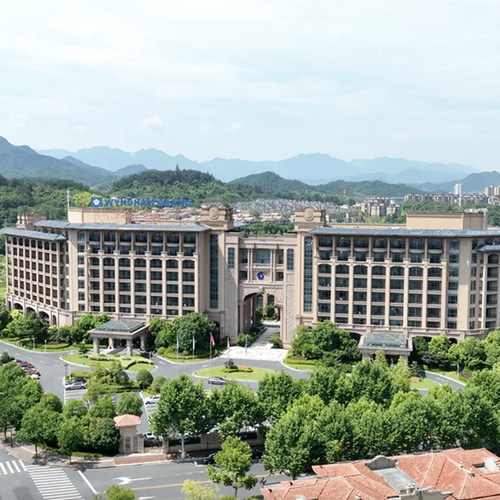 【住】豪华房/豪华亲子双2晚含自助早餐 【享】享法式公主裙/汉服游园打卡 畅玩室内儿童乐园、畅玩咖啡牧场 【含】浙北漂流门票一份(如天气原因不可用替换成商务正餐一份)
