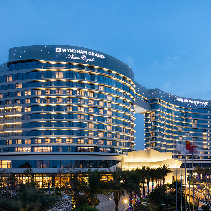 【住】入住豪华海景房2晚 【食】次日双人自助早餐 【享】3楼泳池体验 & 16楼高空海景健身房体验 【赠】禹品轩双人闽南中式套餐(午晚餐均可) 