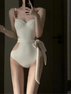 omom2025新款 简约纯色连体三角钢托聚拢ins显瘦遮肚温泉度假泳装