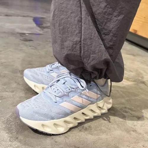 Adidas阿迪达斯女透气舒适运动鞋