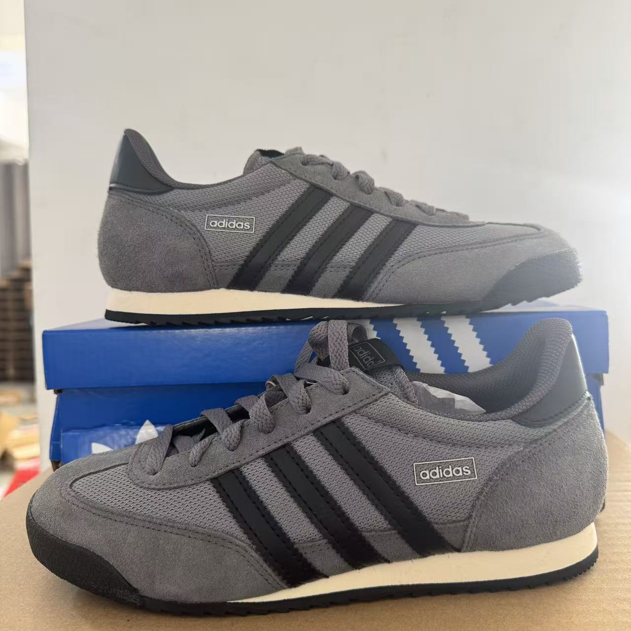 阿迪达斯男女同款复古休闲板鞋