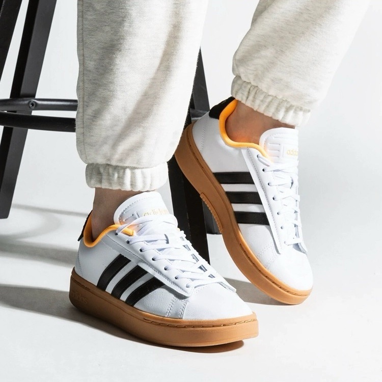 Adidas阿迪达斯女子运动板鞋