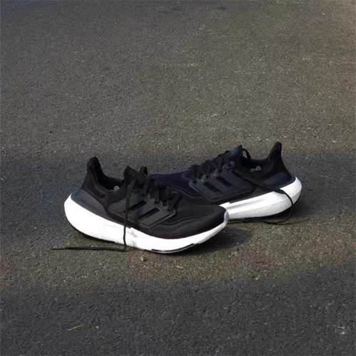 阿迪达斯经典复古跑步鞋