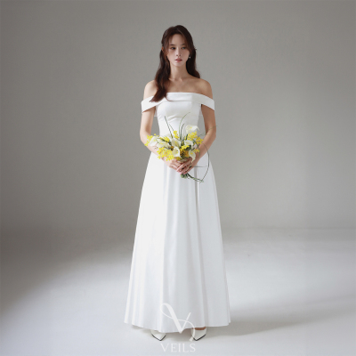 Veils缎面一字肩显瘦轻婚纱