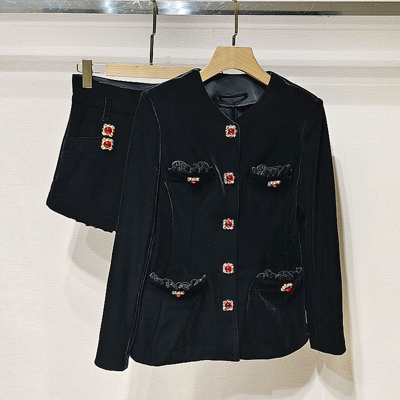 现货法式高级秋冬女装宫廷风黑色宝石饰丝绒中长外套阔腿短裤套装