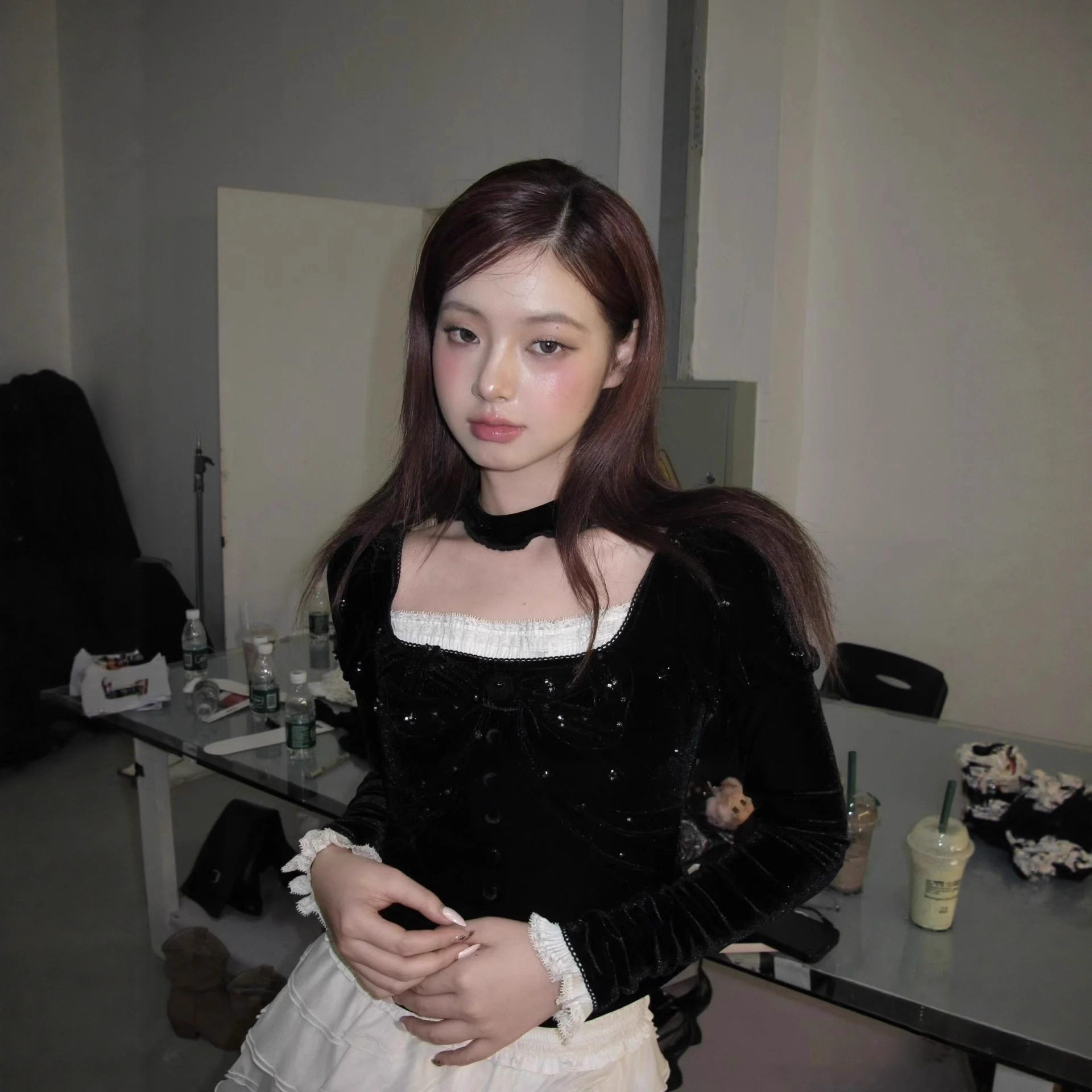 现货拉家同款秋冬新款轻奢感赫本风丝绒方领宫廷风蝴蝶结订珠上衣