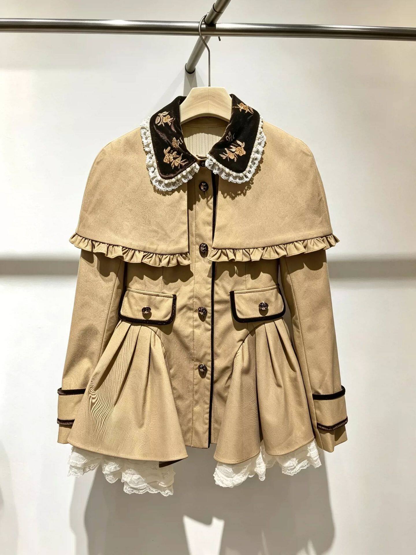 有货2026新款卡其色斗篷风衣女复古丝绒刺绣蕾丝领中长款外套秋冬
