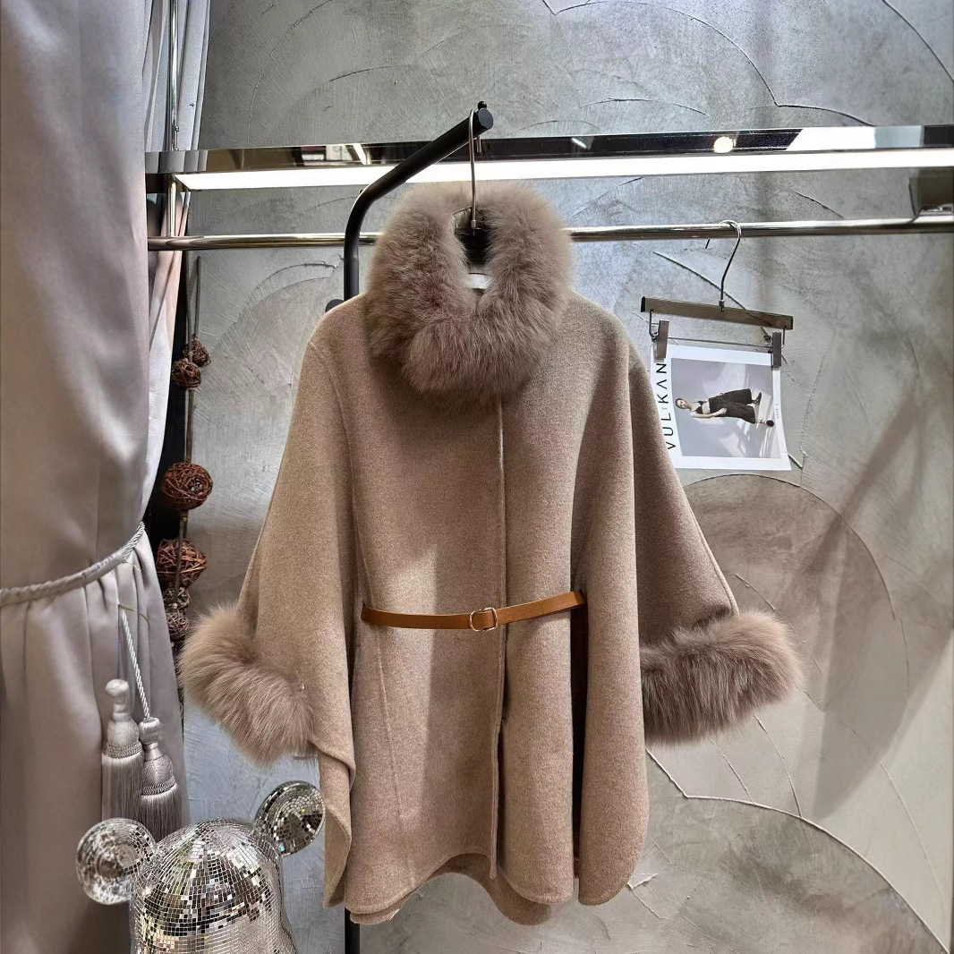 深圳南油2025秋冬新款双面手缝狐狸毛毛领斗篷短款大衣大衣外套女