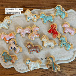 【马上有钱】新年2026新中式宋锦小马胸针饰品马年生肖服饰手工款
