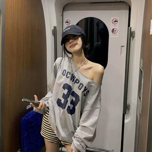 美式复古字母印花斜肩卫衣女春秋设计感辣妹休闲宽松长袖露肩上衣