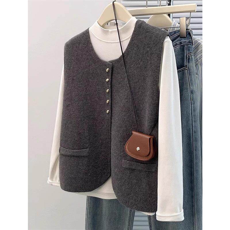 25年早秋圆领复古假口袋马甲开衫女甜美风软糯针织背心叠穿上衣