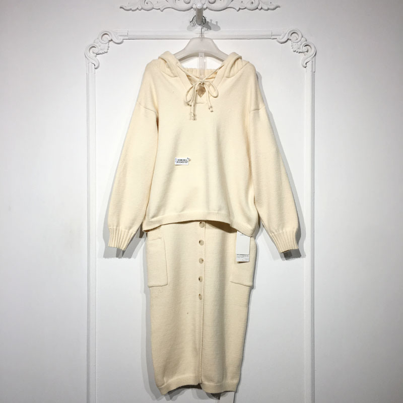 容系列 8324S197 时尚针织套装两件套品牌女装折扣颦薪