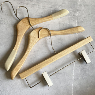 男女服装 直播间 店原木色橡木上漆有油清漆实木衣架防滑ins风韩版