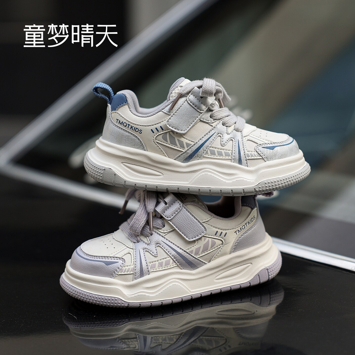 超舒适软底板鞋,无需系带!