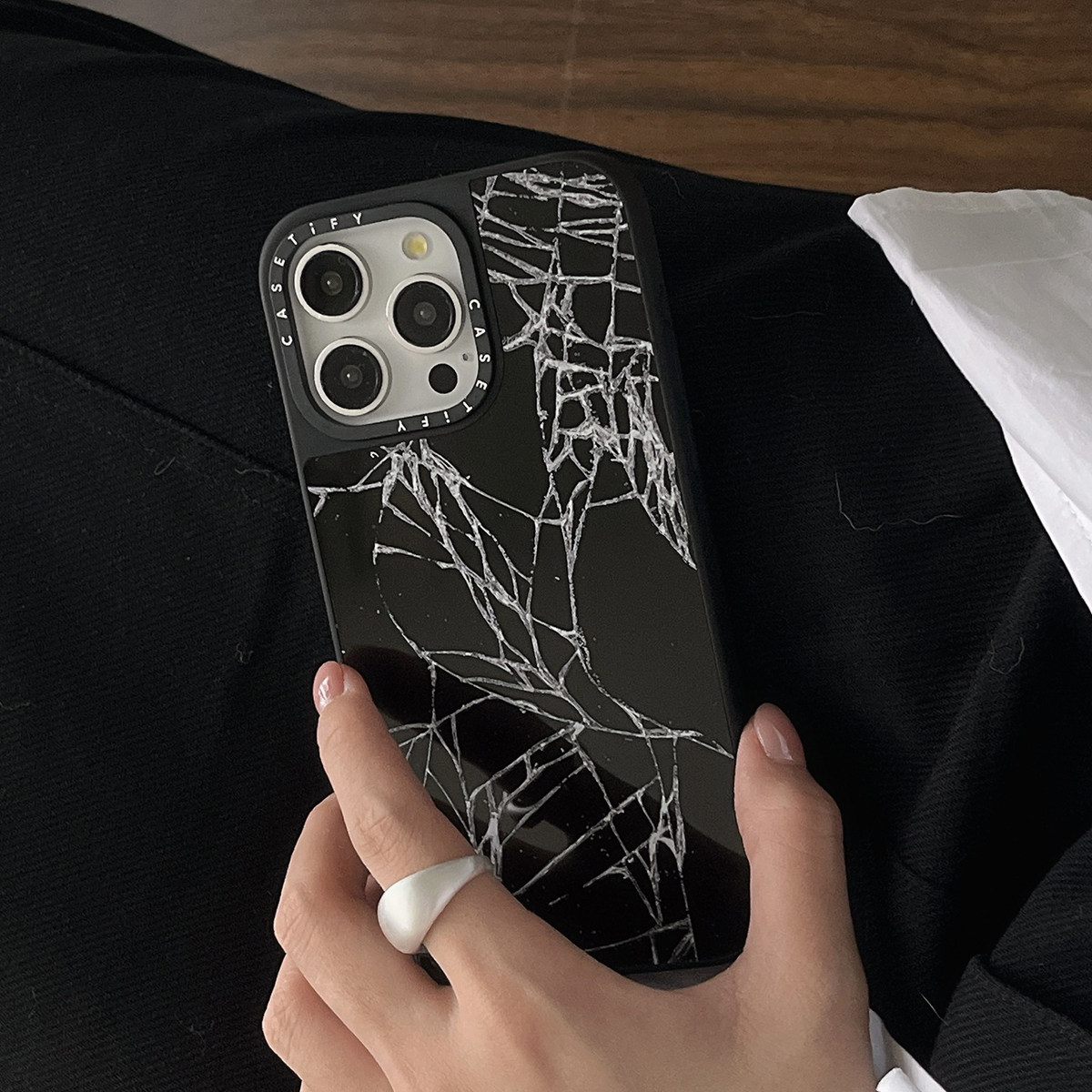 case时尚个性黑白色明星全昭弥同款裂纹适用iphone15promax手机壳欧美