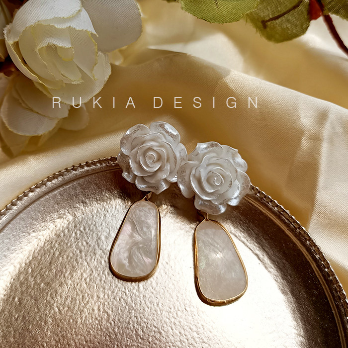 rukia女神风珠光白玫瑰晕染耳坠不规则云母吊坠仙女复古个性耳夹