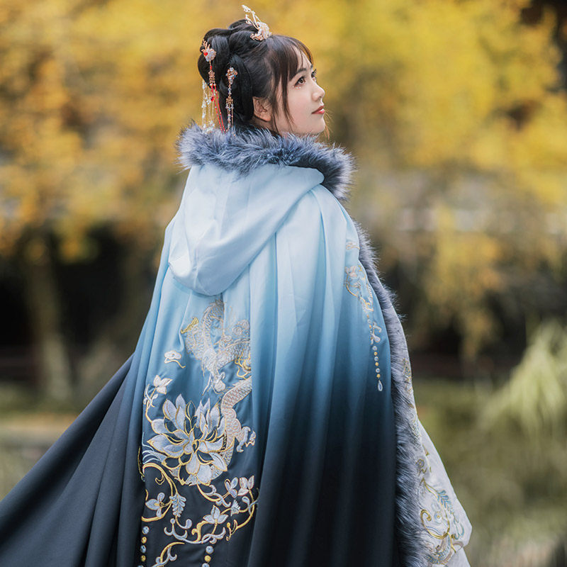 如梦霓裳龙傲天原创汉服斗篷女秋冬加绒加厚刺绣连帽长款保暖披风