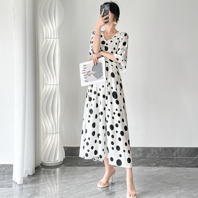 波点印花连衣裙女2023夏季新款蝙蝠袖V领时尚气质收腰显瘦长裙子