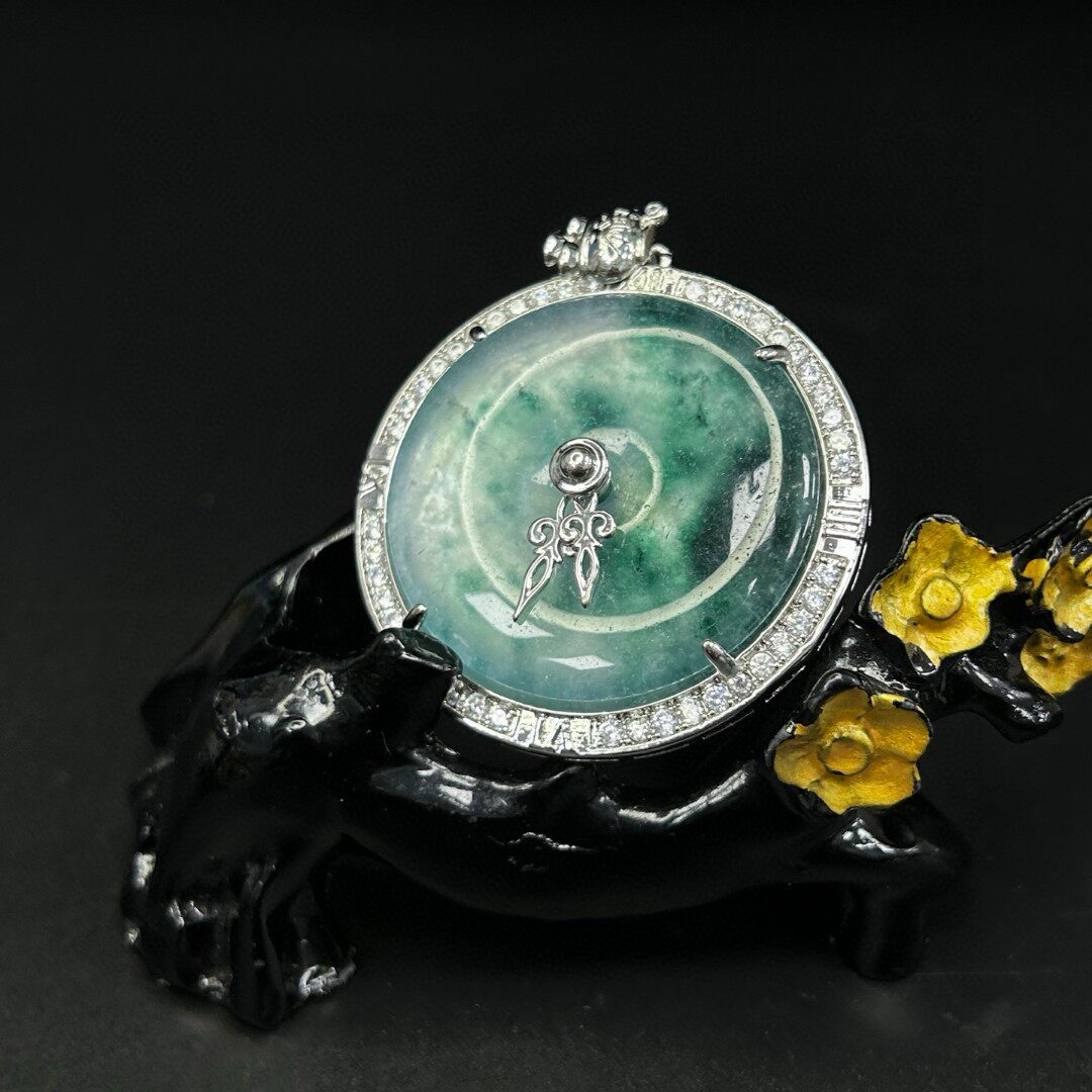 缅甸高冰翠玉挂件豪华镶嵌南非钻石冰透辣绿观音佛礼物吊坠