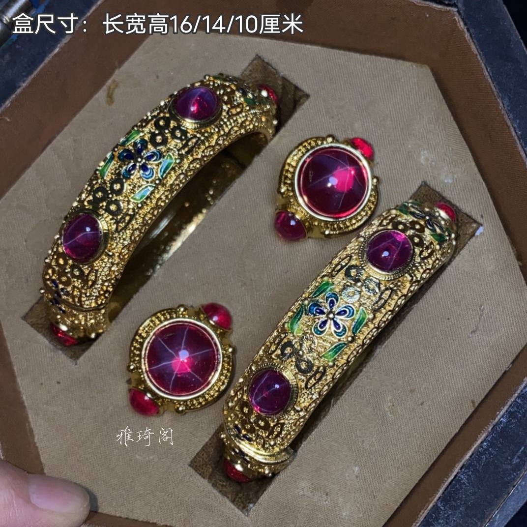 珍品旧藏收清代宫廷御藏拈花丝鎏金镶嵌景泰蓝红星光宝石手镯戒指
